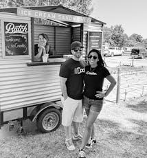 Il team di marito e moglie Justin, il CEO di SoCreate, e Rosa, il CFO di SoCreate, si godono la reciproca compagnia al picnic annuale di SoCreate.