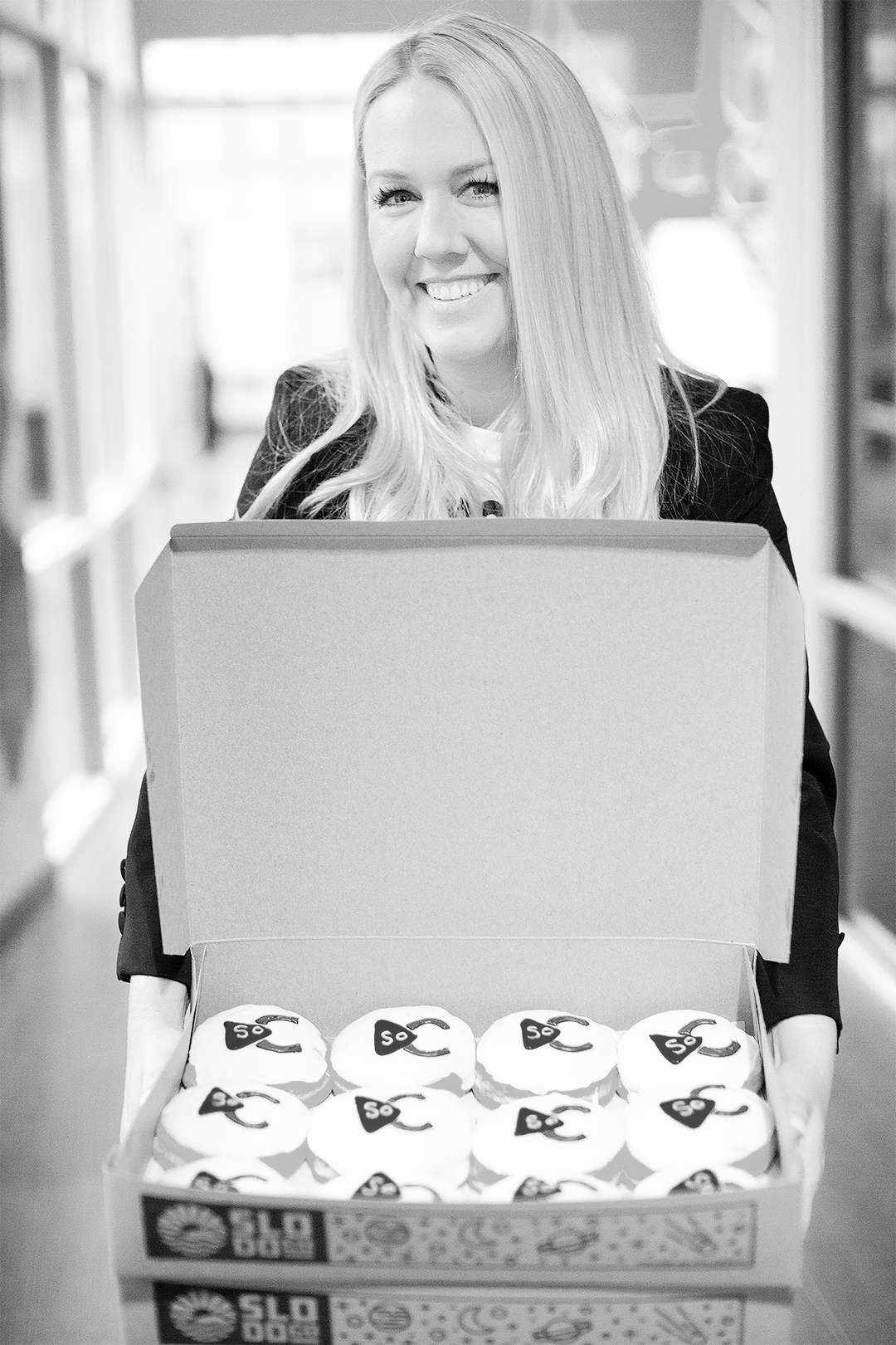 SoCreate की सामुदायिक जनसंपर्क निर्देशक टीम के लिए SoCreate ब्रांड वाले स्वादिष्ट डोनट लायी हैं।