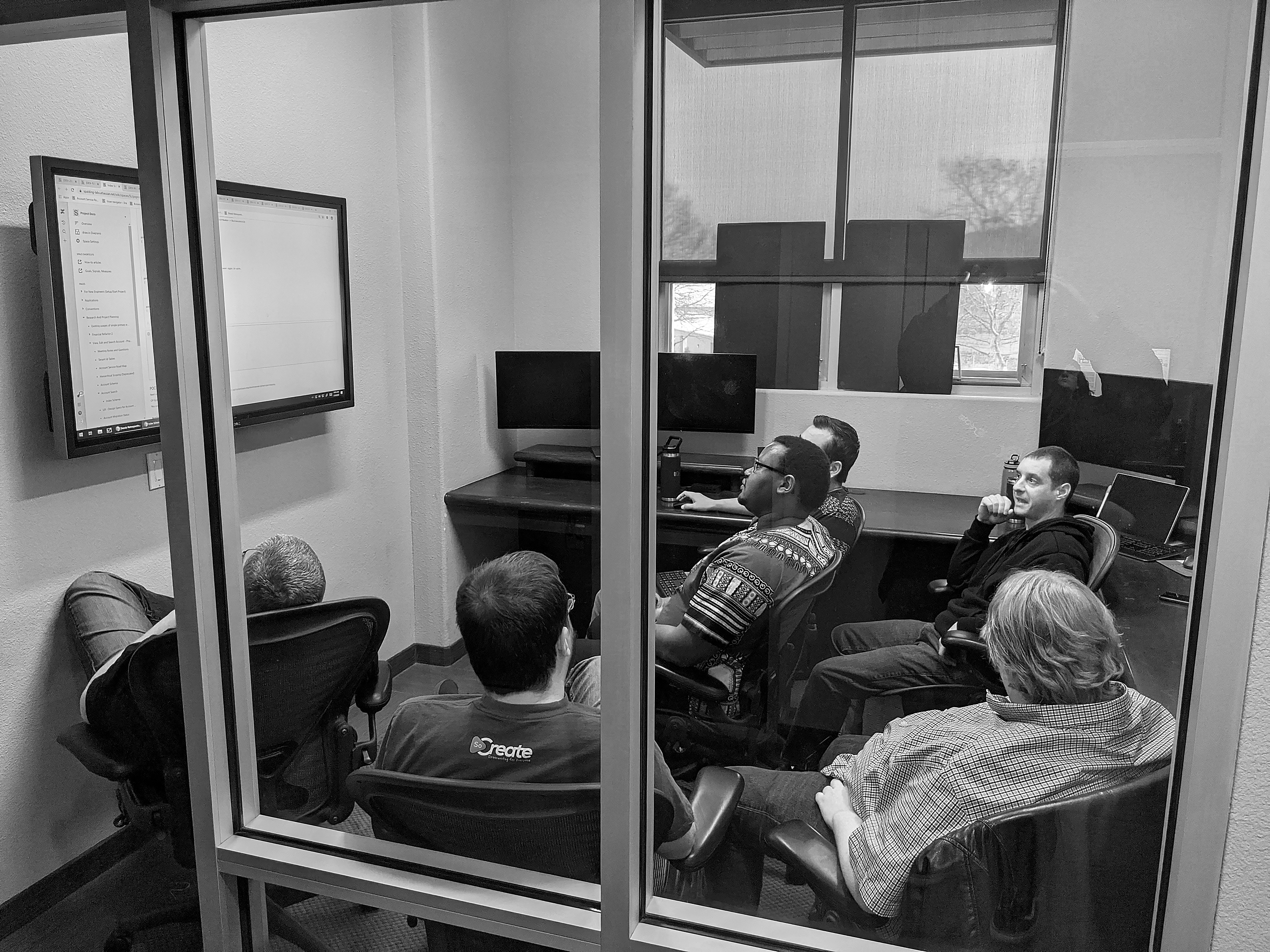 SoCreate में किसी योजना की समीक्षा बैठक के बीच में SoCreate की सॉफ्टवेयर टीम।