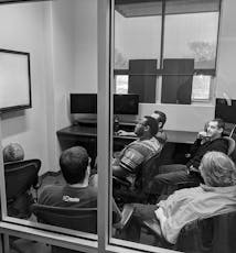 A equipe de software da SoCreate durante uma reunião de revisão de planejamento na SoCreate.