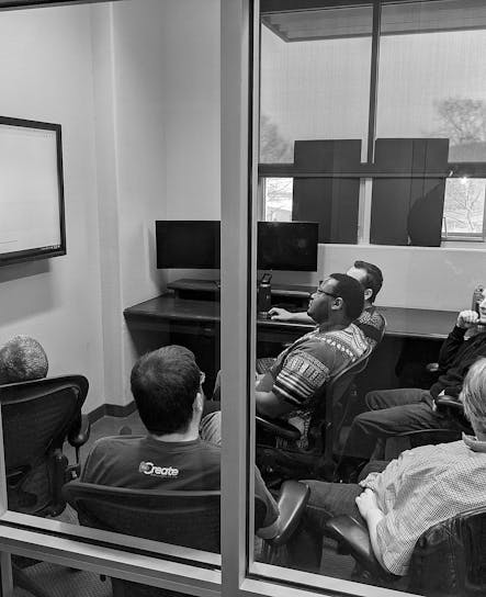 A equipe de software da SoCreate durante uma reunião de revisão de planejamento na SoCreate.
