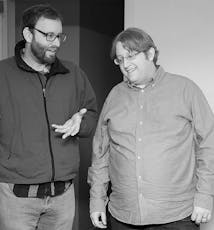 El desarrollador principal de UX de SoCreate, Anthony, y el técnico de software principal, Alec, comparten una intensa conversación.
