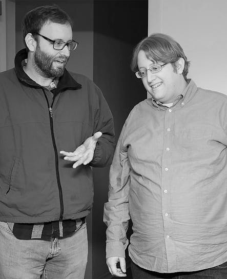 O líder de UX, Anthony, e o líder técnico de software, Alec, em uma conversa intensa.