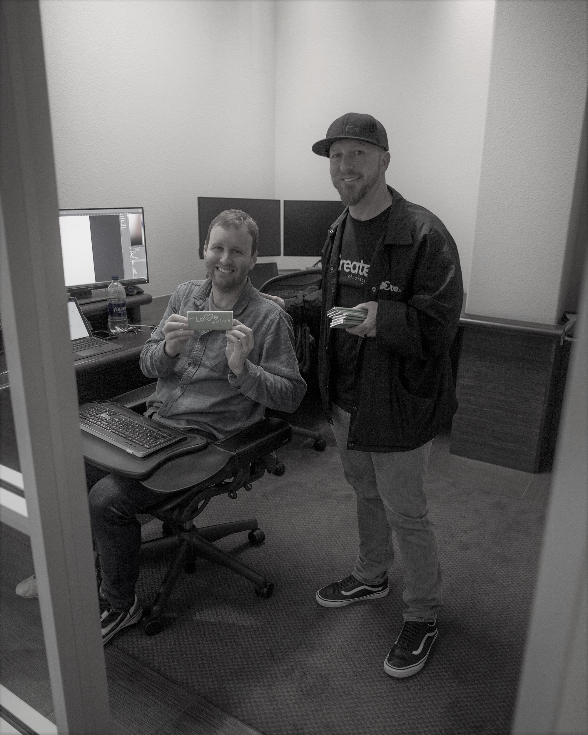 Le PDG de SoCreate, montrant à Anthony un peu d'amour le jour de la Saint-Valentin en lui offrant une barre de chocolat de marque SoCreate.