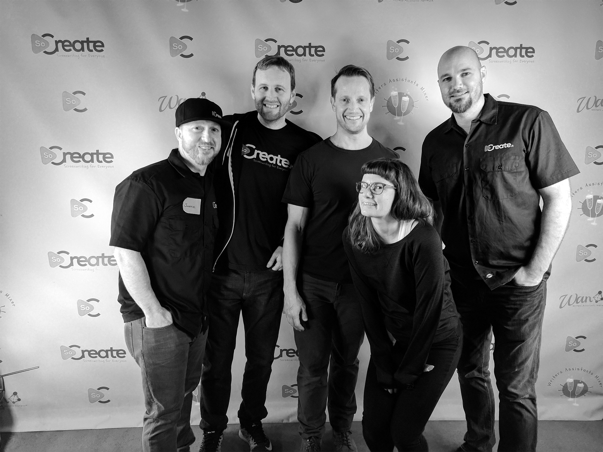 SoCreate가 후원하는 Writers Assistant Mixer에서 SoCreate 팀 일부가 즐거운 시간을 보내고 있습니다.