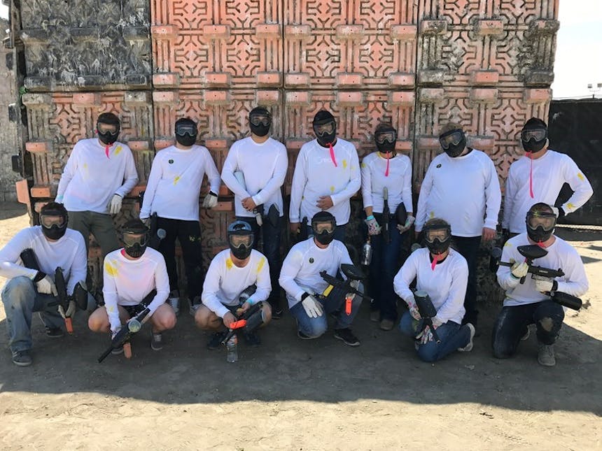 Voyage de fin d'été SoCreate 2017: Équipe après le paintball