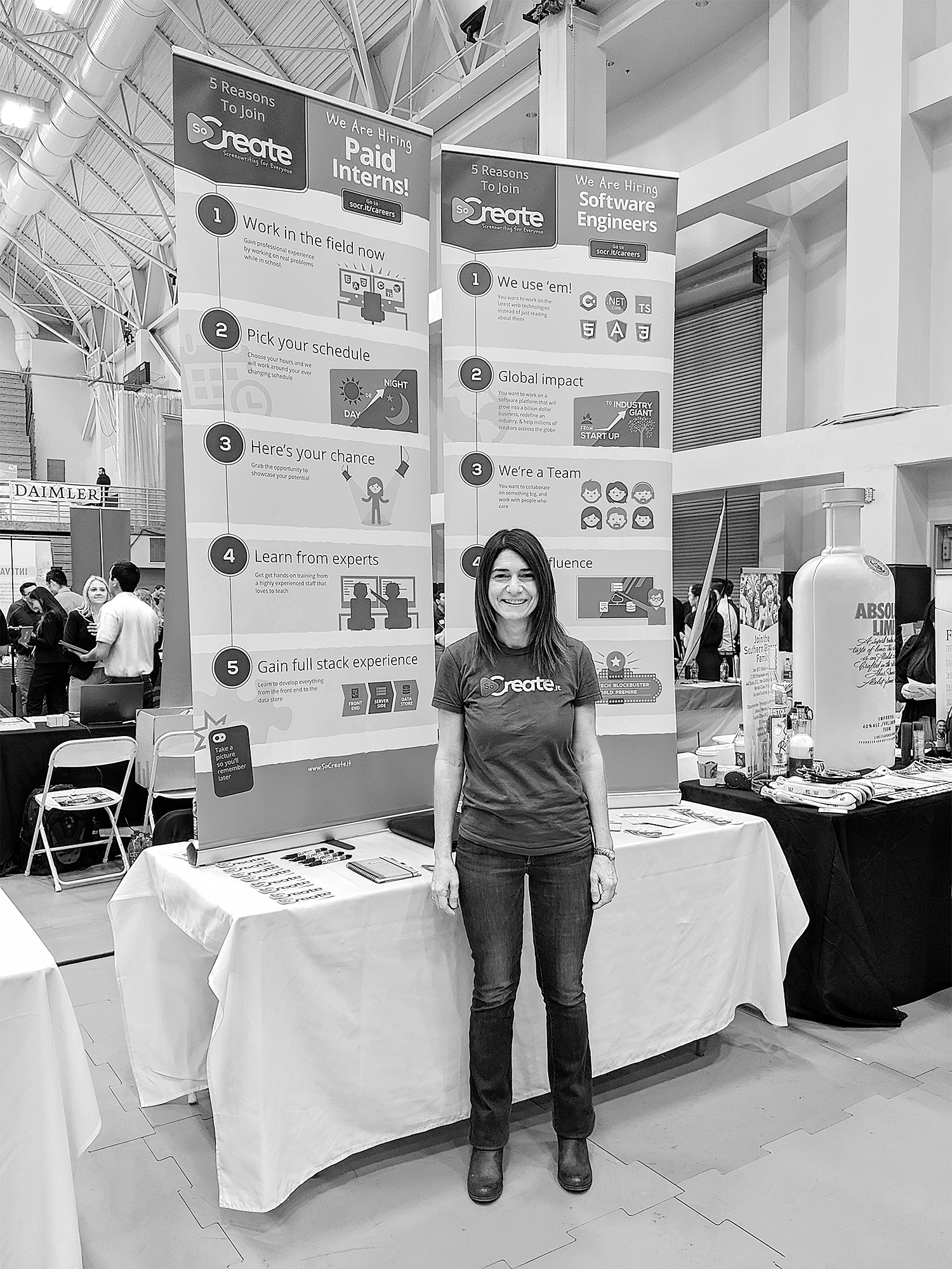 Amy, directrice opérationnelle de SoCreate, lors d'un salon de recrutement.