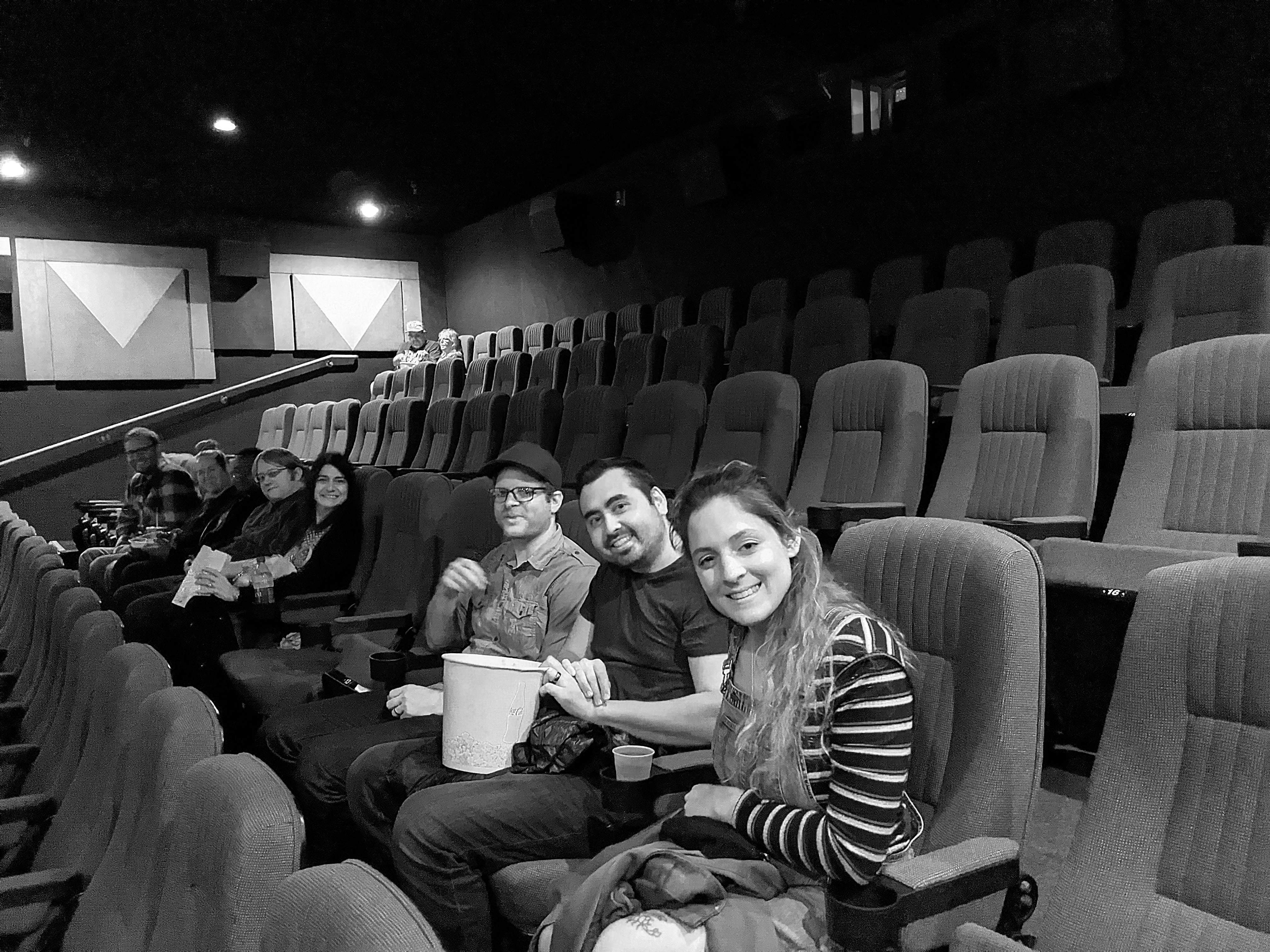 SoCreate 팀 중 일부가 영화가 시작되기를 기다리고 있습니다.