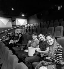 SoCreate团队的部分成员正在等待电影的开始。