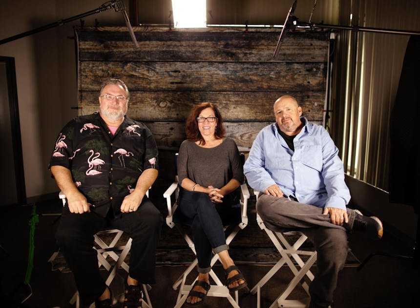 Der Autor Jonathan Maberry, die Herausgeberin Jeanne V. Bowerman und der Drehbuchautor Doug Richardson sitzen auf Regiestühlen