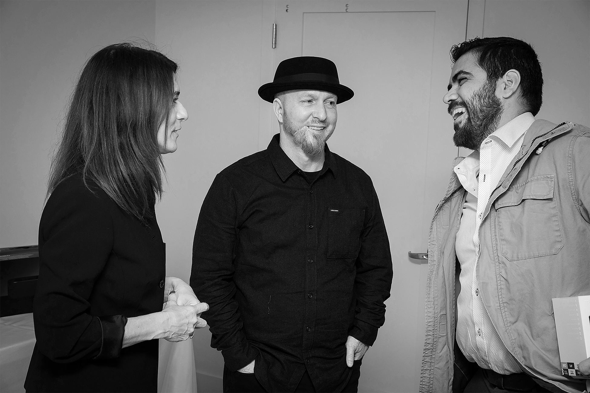 SoCreateのCEOであるジャスティン（Justin）、運用責任者であるエイミー（Amy）、およびメディアスペシャリストのサム（Sam）は、お互いに会社を楽しんでいます。