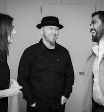 SoCreate CEO인 Justin, 운영 책임자인 Amy와 미디어 전문가인 Sam이 서로 즐거운 시간을 보내고 있습니다.