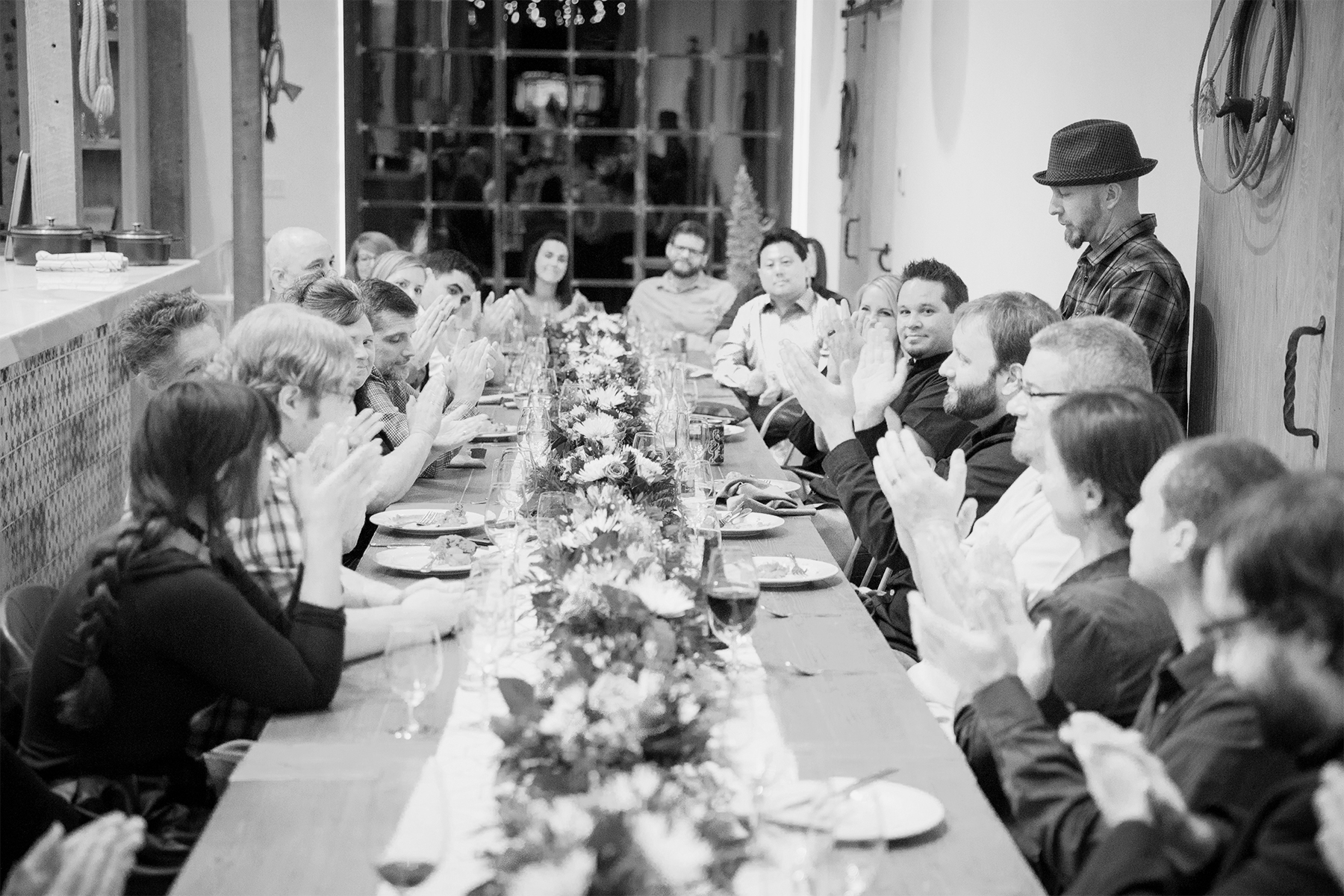 SoCreate की टीम एक साथ खाने का मज़ा लेते हुए। 