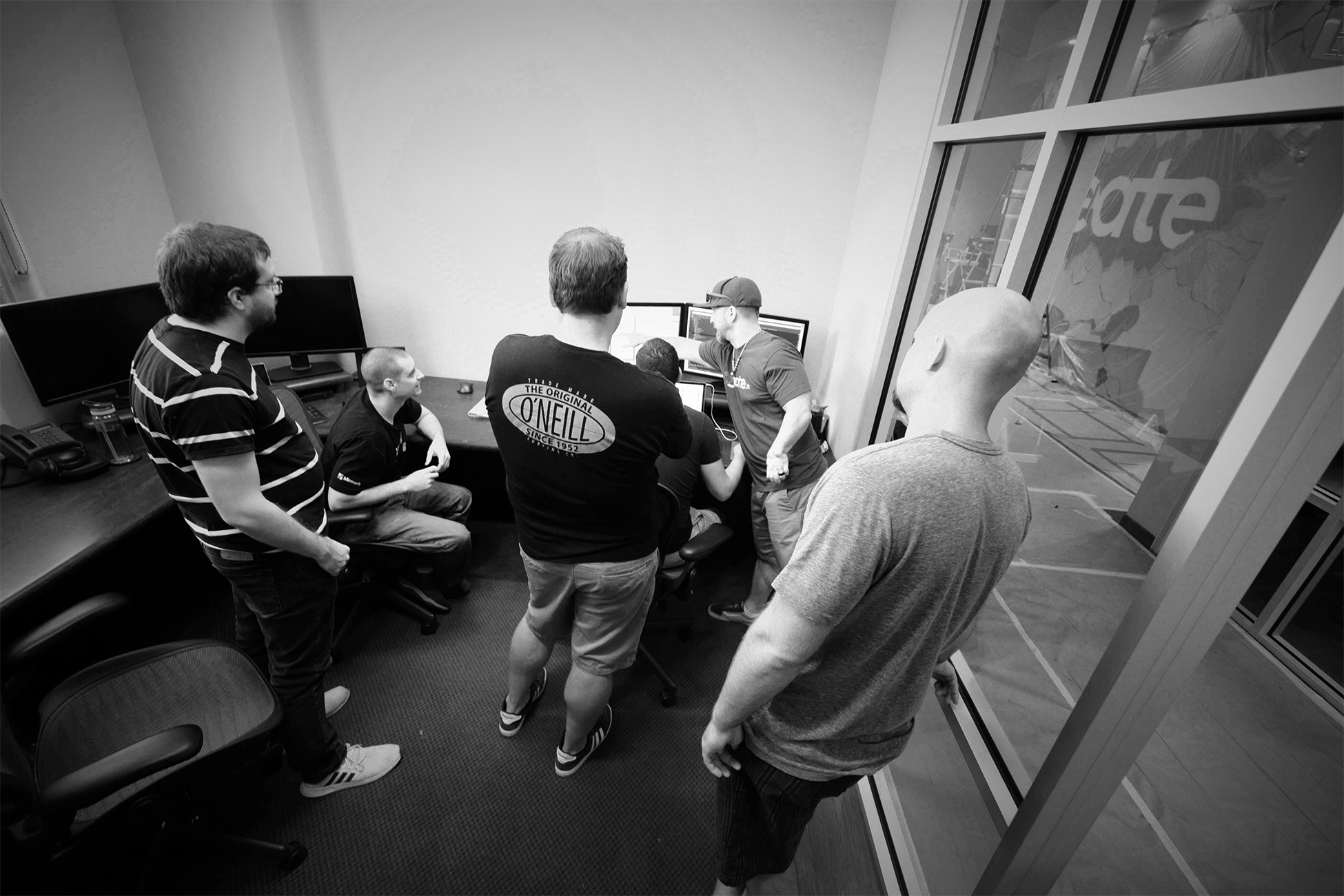 SoCreate 소프트웨어 팀 중 일부는 SoCreate의 문제를 해결하고 있습니다.