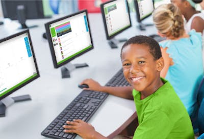 Estudiantes que utilizan SoCreate en un aula