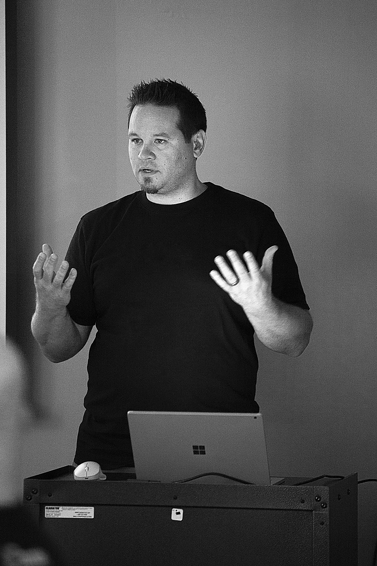 SoCreate의 소프트웨어 책임자인 Jami는 홈 자동화 개인 소프트웨어 개발 프로젝트에 대한 SoCreate Lunch Meet 프레젠테이션을 진행하고 있습니다.