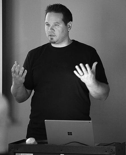 SoCreate सॉफ्टवेअरचे प्रमुख, जामी त्यांच्या होम ऑटोमेशन वैयक्तिक सॉफ्टवेअर विकास प्रकल्पावर एक SoCreate लंच मीट सादरीकरण देत आहे.