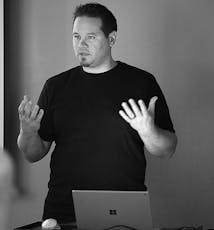 SoCreate软件主管杰米正在SoCreate午餐会上做报告，内容是关于他的家庭自动化个人软件开发项目。
