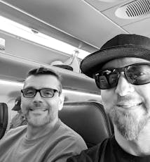 Il CEO di SoCreate Justin e il CTO Billy su un aereo diretto a una conferenza degli sviluppatori insieme al resto del team di sviluppo.