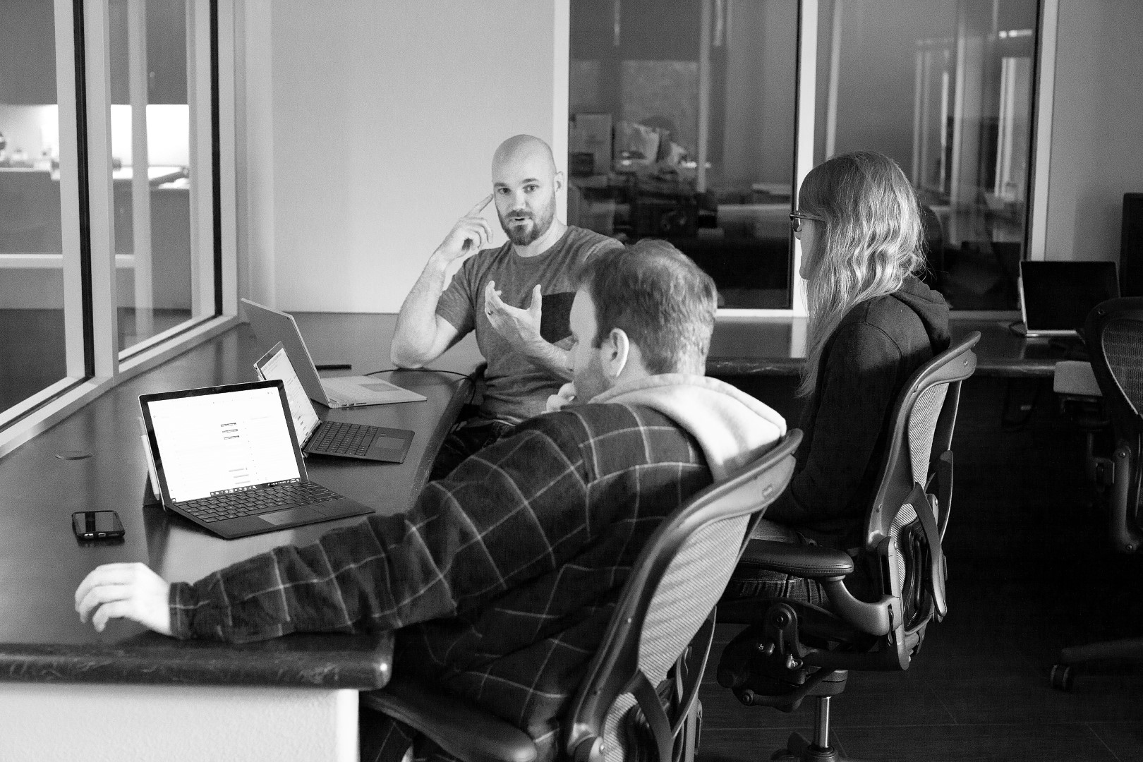 SoCreate UX 책임자 Brian, UX 개발자 Lauren, UX 리드 Anthony가 작업을 수행하고 있습니다.