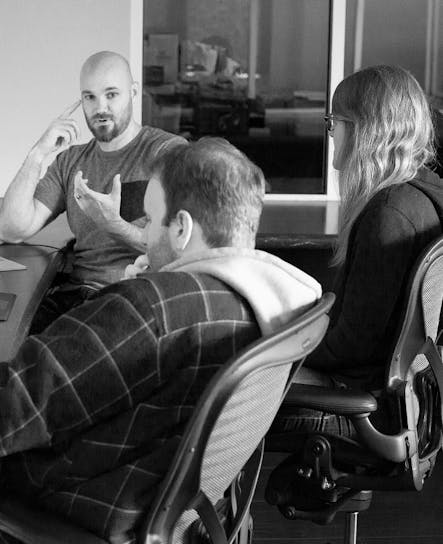 Brian, le chef du projet SoCreate, Lauren, le développeur de l'UX, et Anthony, le chef de l'UX, travaillent pour accomplir l'objectif.