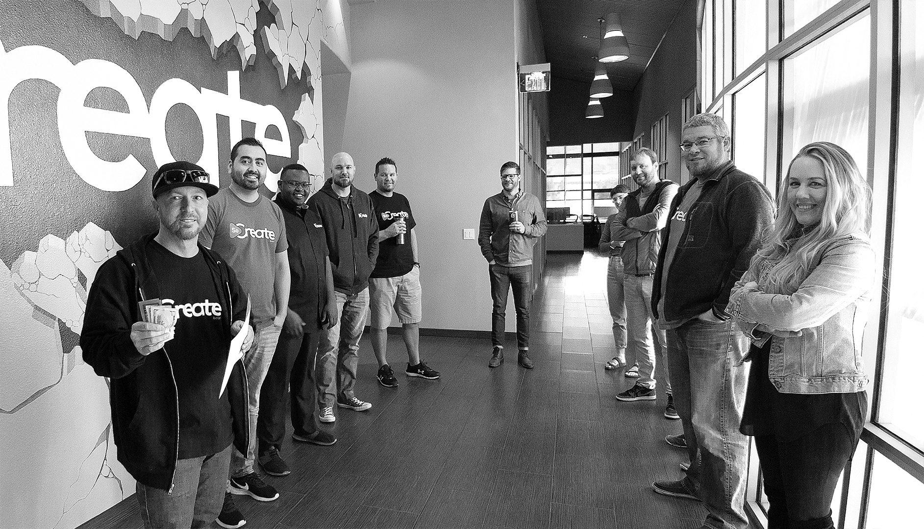 SoCreate的首席执行官正在向SoCreate团队宣布SoCreate奥斯卡挑战赛的冠军。