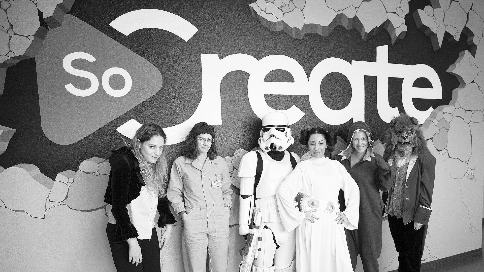 SoCreate 사무실에서 할로윈 분장을 하는 날이었고 SoCreate 팀원 몇 명이 모두 나섰습니다.