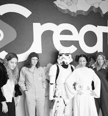 SoCreate कार्यालयात हॅलोवीनचा ड्रेस-अप दिवस आहे आणि अनेक SoCreate टीम सदस्य बाहेर पडले.