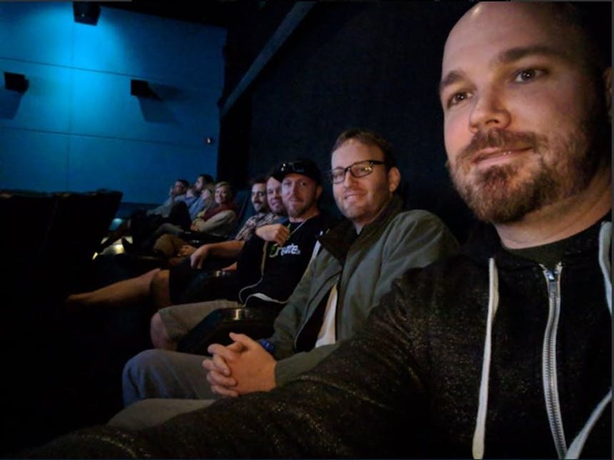 Das SoCreate-Team sitzt im Theater