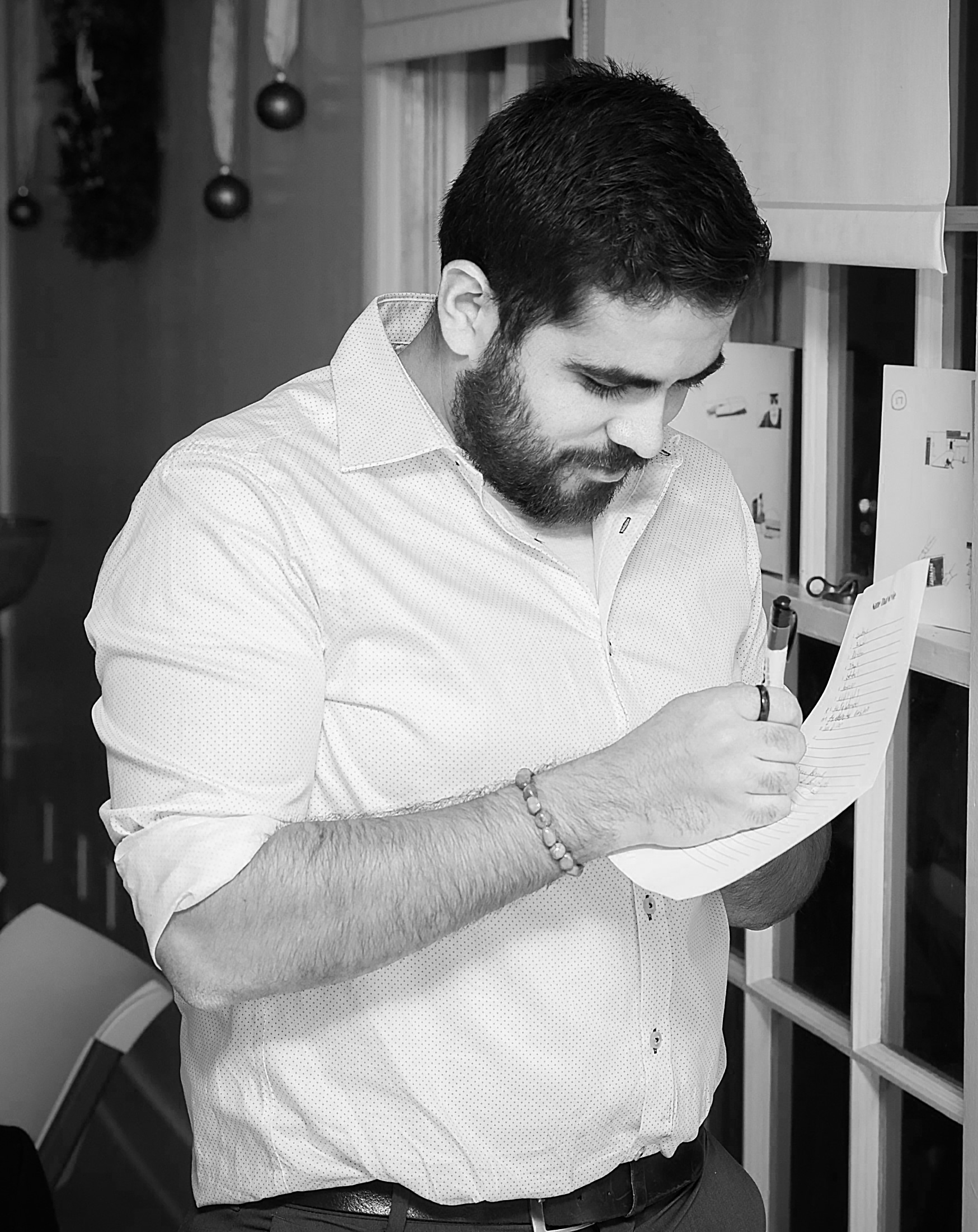 SoCreate 미디어 전문가인 Sam은 SoCreate 영화 퀴즈 게임에 대한 답변을 적고 있습니다.