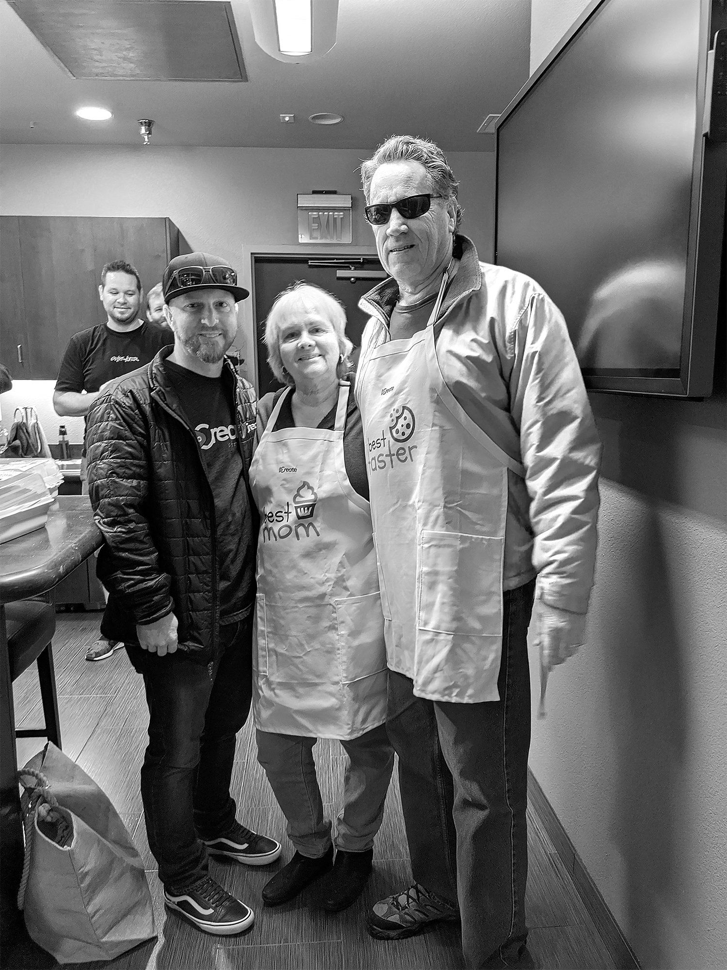 SoCreate CEO Justin, Mama Linda, Papa Bob은 매주 SoCreate 수요일 홈메이드 간식을 제공합니다.