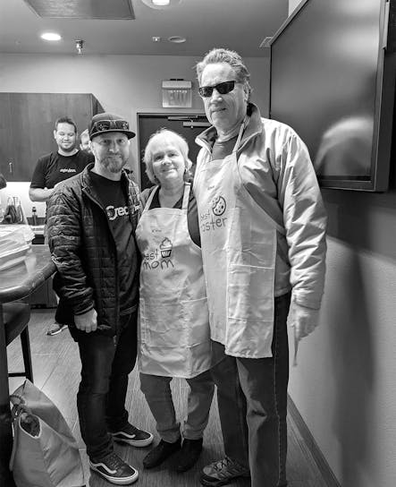 SoCreate首席执行官贾斯汀、他的母亲琳达和父亲鲍勃在公司每周三的自制美食聚会上露面。