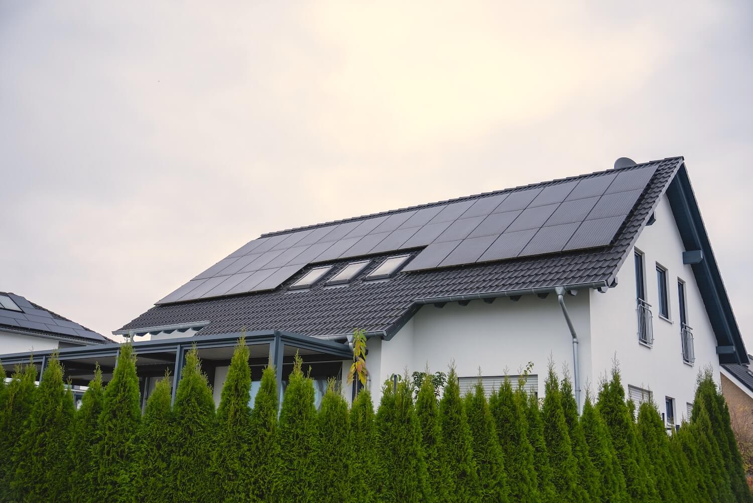 Einfamilienhaus mit Solaranlage auf dem Dach