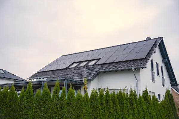 Einfamilienhaus mit Solaranlage auf dem Dach Einfamilienhaus mit Solaranlage auf dem Dach