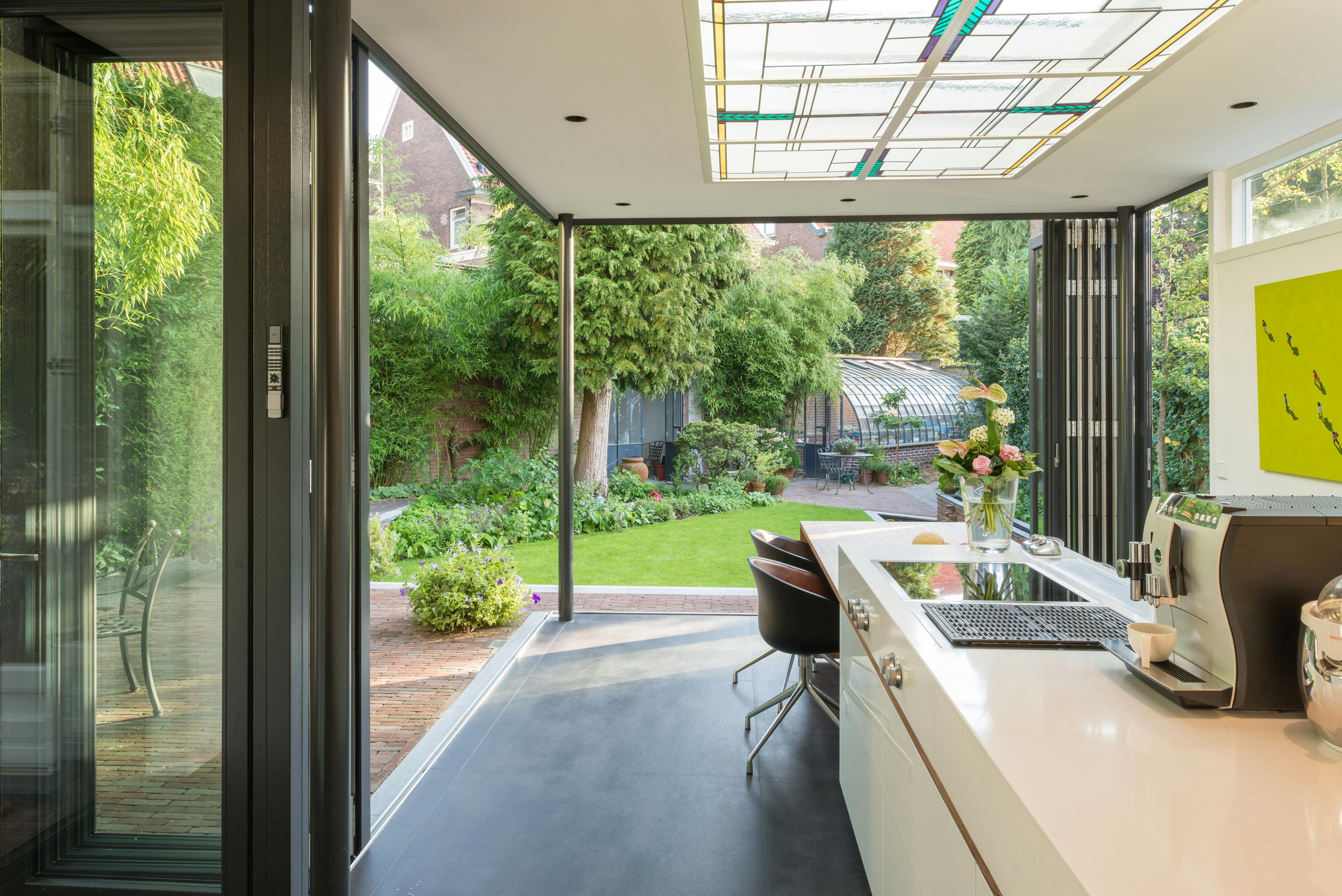 bifolding doors with open corner onto garden and supporting pole
