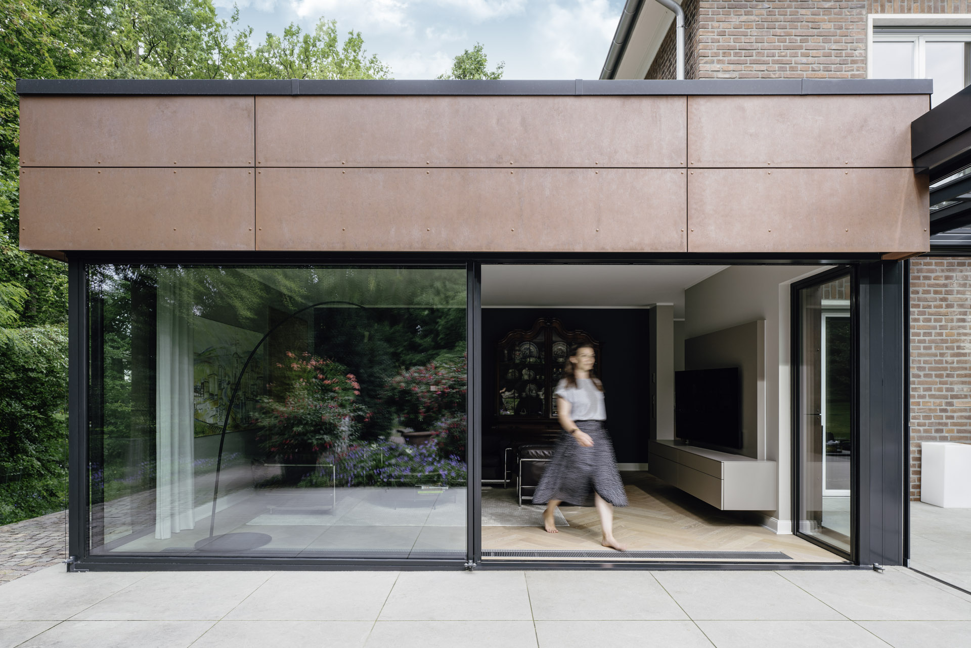 Lady walking through open Cero sliding door