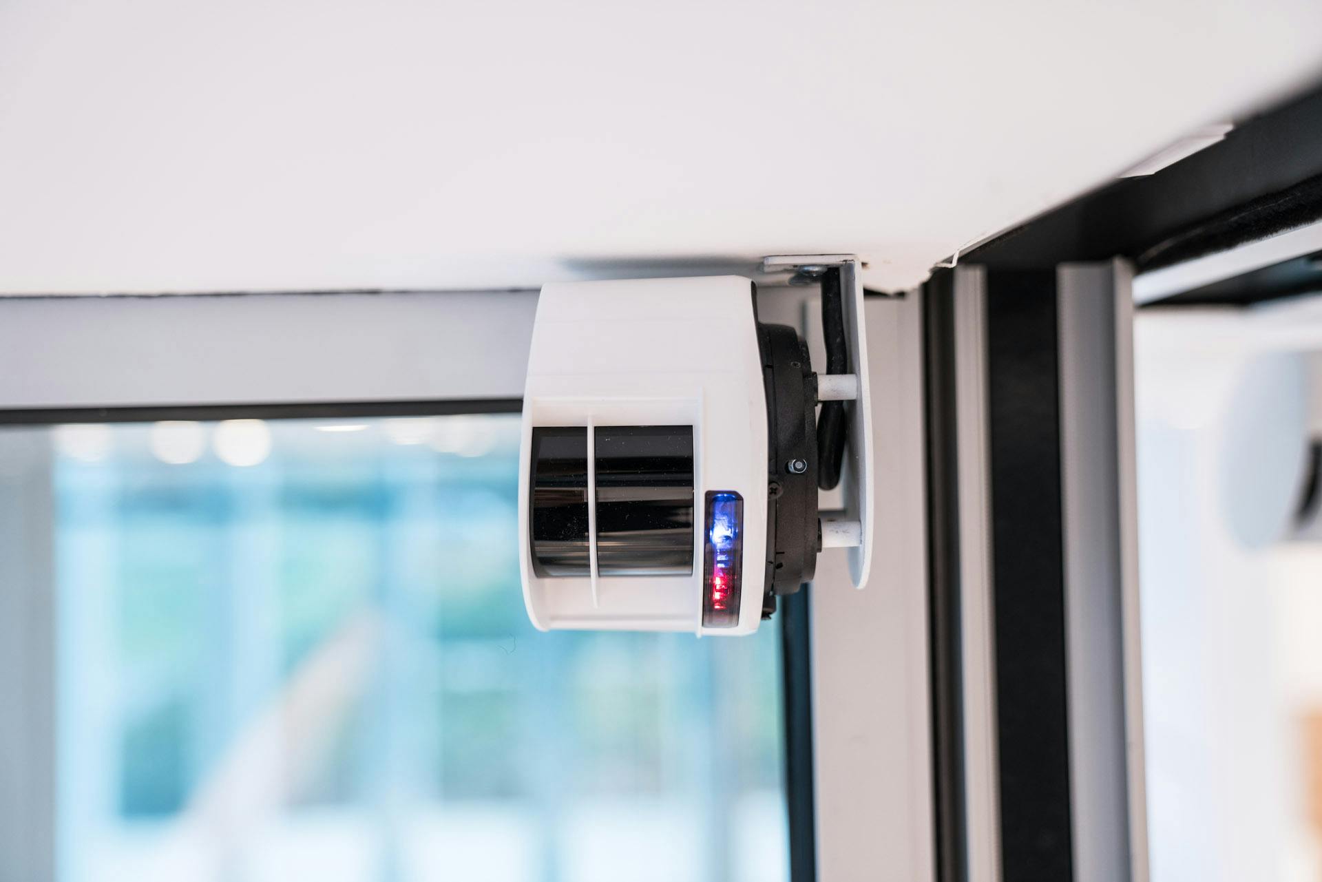 Maintenance and cleaning of glass extensions - smart sensor detail