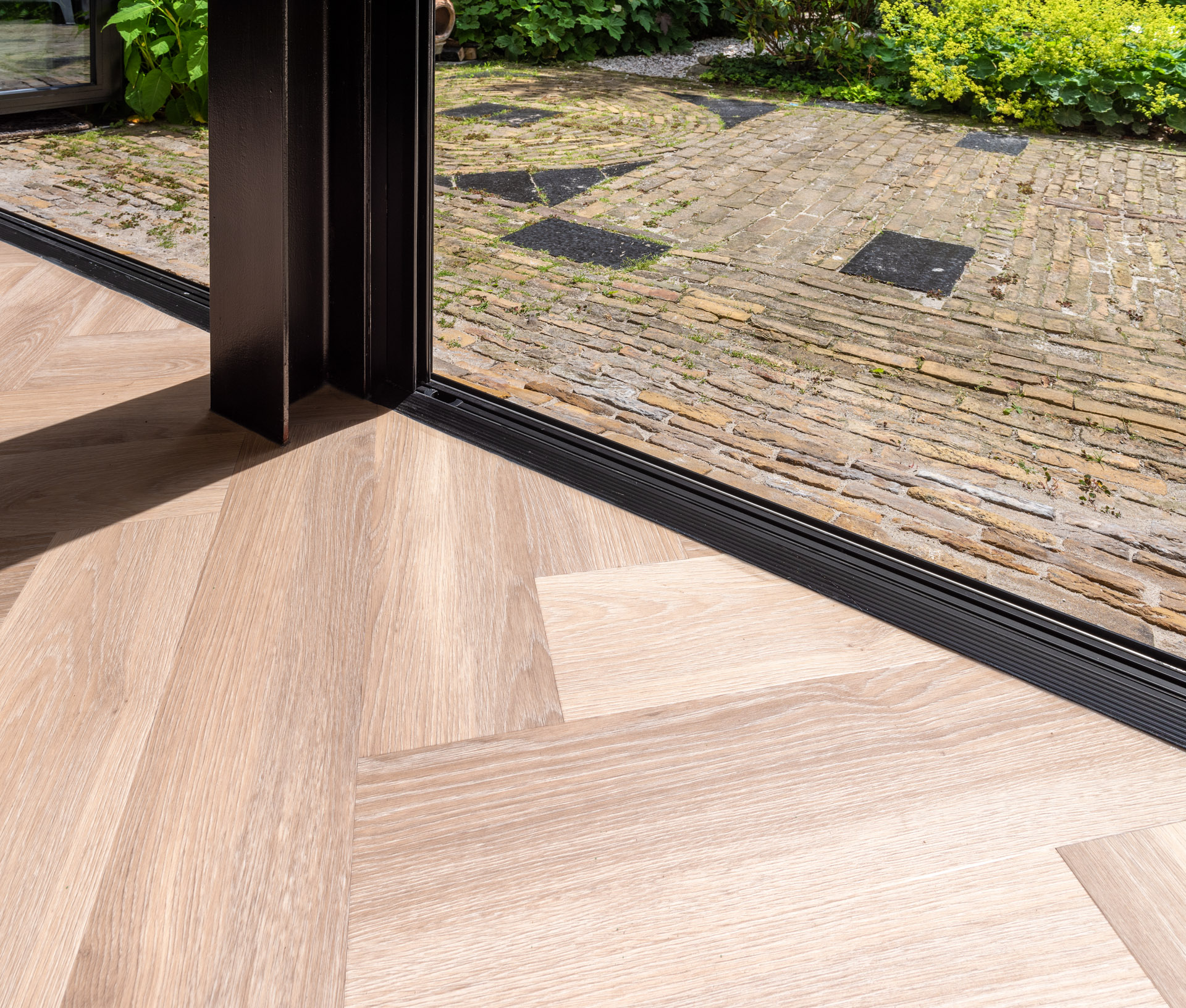 Corner show showcasing details of the Megaline door range