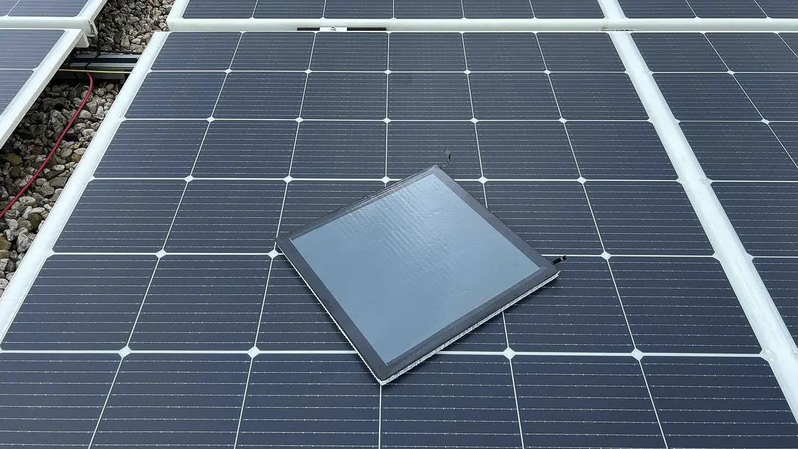 Solarge en TNO hebben een prototype perovskiet zonnepaneel ontwikkeld in een unieke polymeer constructie. Deze Nederlandse wereldprimeur combineert 2 innovatieve technologieën. De wereldprimeur maakt de weg vrij voor duurzamere zonnepanelen met extreem lage CO2-uitstoot die lokaal geproduceerd kunnen worden.