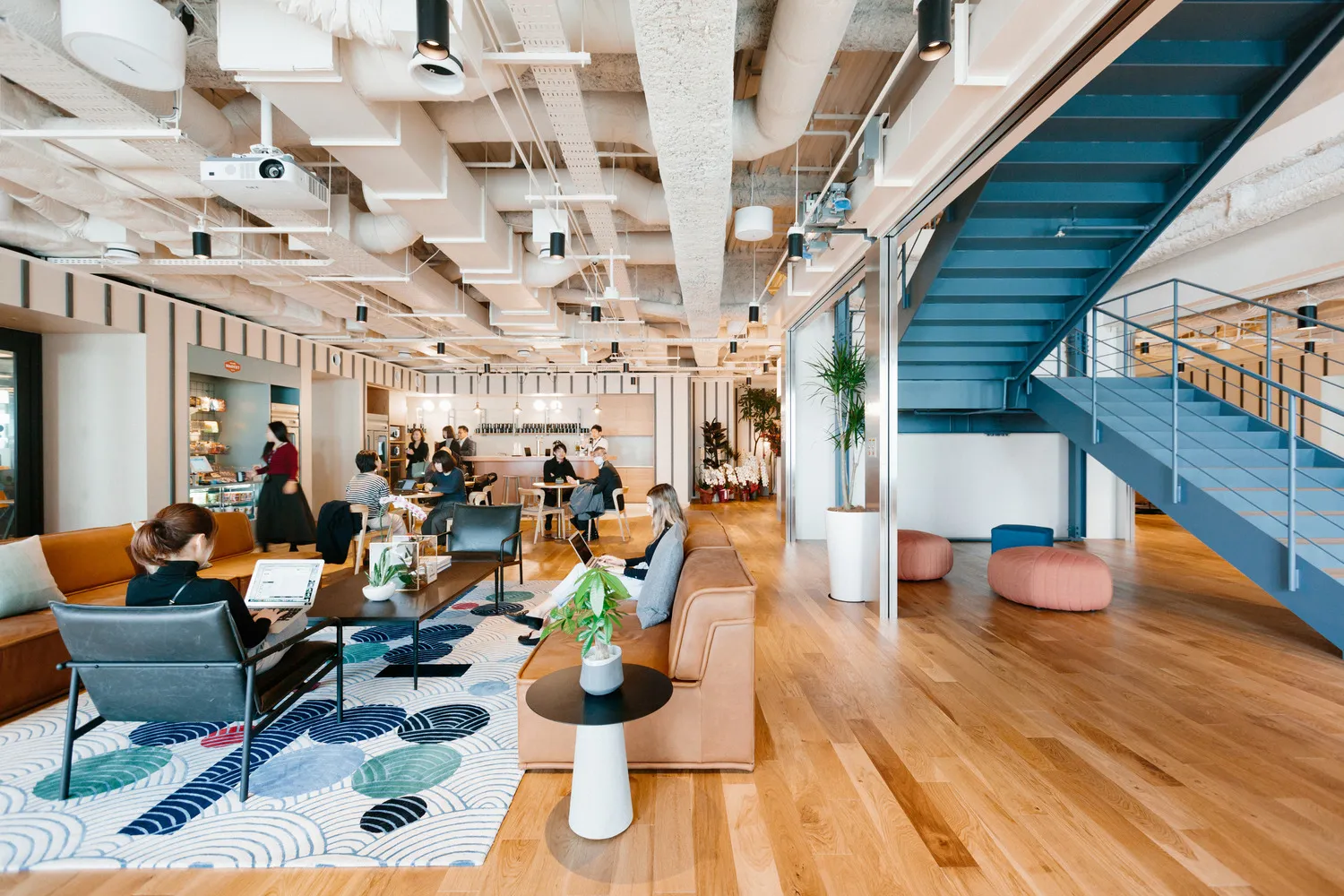 https://images.prismic.io/somado/Z-D1cndAxsiBvyA5_weworkjapan.webp?auto=format%2Ccompress&h=1260&rect=0%2C106%2C1500%2C788&w=2400