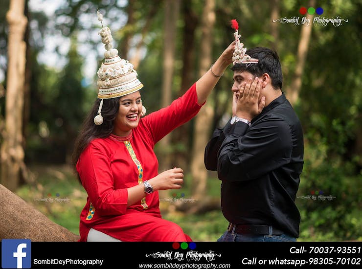 candid pre wedding shoot poses