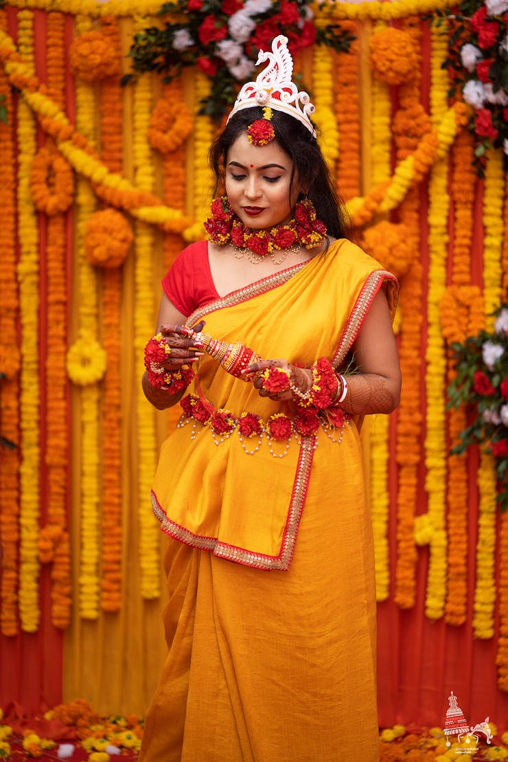 haldi poses of brides with props