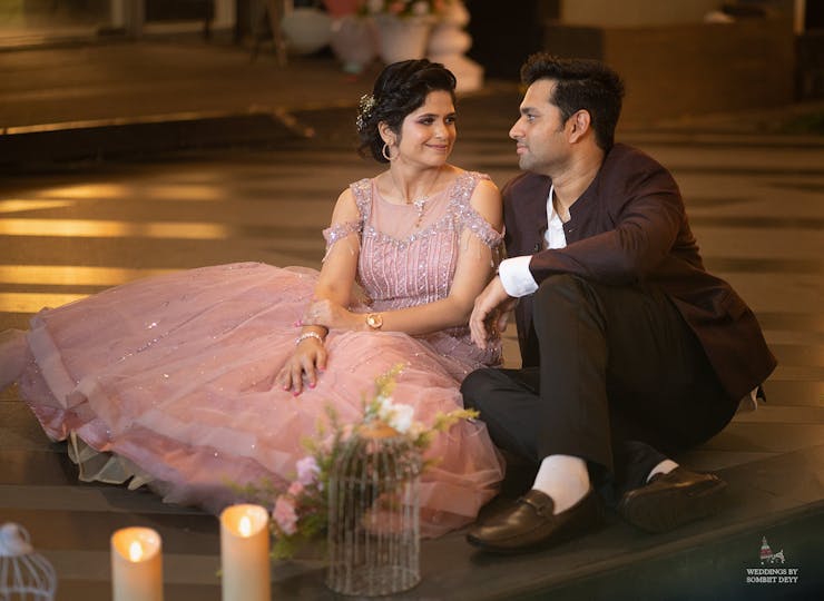 popular indoor pre-wedding pose