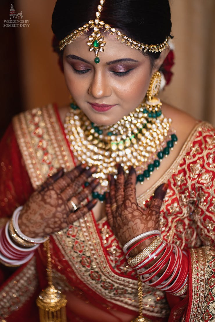 bridal poses with jewelry