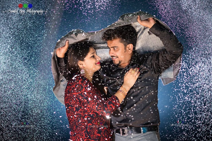 romantic pre wedding phtooshoot poses