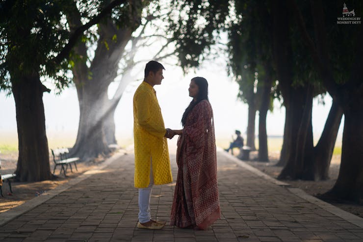 romantic poses for pre wedding shoot