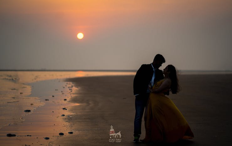 beautiful pre-wedding tale pose