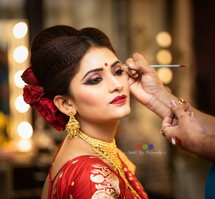 stunning bride getting ready poses