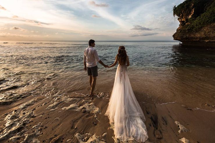 attractive pre wedding beach photoshoot