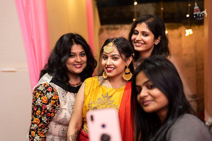 simple bridesmaids poses ideas
